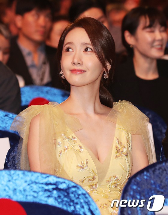 Xuất hiện chưa đến 2 phút đã gây nổ thảm đỏ, Yoona (SNSD) đẹp bức thở thế này bảo sao phóng viên còn phải choáng - Ảnh 12.