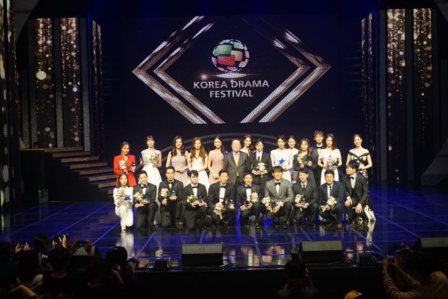 Hotel Del Luna trắng tay, SKY Castle thắng đậm tại giải thưởng truyền hình lớn nhất Hàn Quốc - Korea Drama Awards - Ảnh 1.