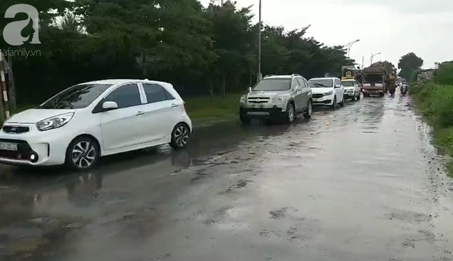 Hình ảnh đau xót: Hàng trăm người đội mưa đưa tiễn 3 người chết trong xe Mercedes dưới kênh nước về nơi an nghỉ cuối cùng - Ảnh 2.