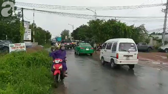 Hình ảnh đau xót: Hàng trăm người đội mưa đưa tiễn 3 người chết trong xe Mercedes dưới kênh nước về nơi an nghỉ cuối cùng - Ảnh 11.