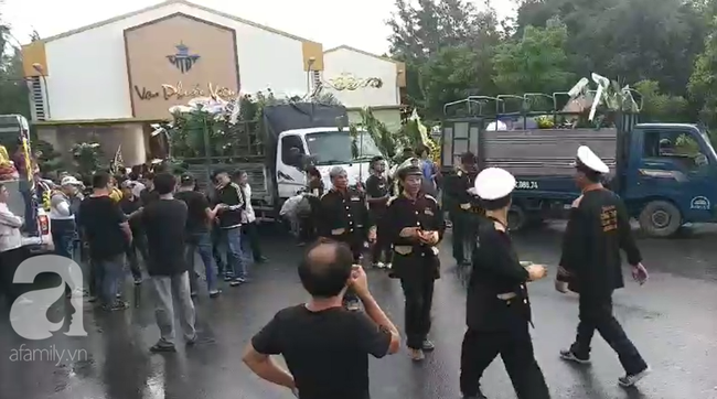 H&igrave;nh ảnh đau x&oacute;t: H&agrave;ng trăm người đội mưa đưa tiễn 3 người chết trong xe Mercedes dưới k&ecirc;nh nước về nơi an nghỉ cuối c&ugrave;ng - Ảnh 12.