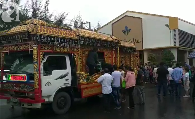 H&igrave;nh ảnh đau x&oacute;t: H&agrave;ng trăm người đội mưa đưa tiễn 3 người chết trong xe Mercedes dưới k&ecirc;nh nước về nơi an nghỉ cuối c&ugrave;ng - Ảnh 13.