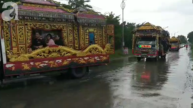 Hình ảnh đau xót: Hàng trăm người đội mưa đưa tiễn 3 người chết trong xe Mercedes dưới kênh nước về nơi an nghỉ cuối cùng - Ảnh 4.