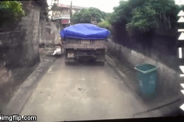 Clip: Người phụ nữ bất ngờ ng&atilde; nh&agrave;o trước đầu xe tải trong đường hẹp, t&agrave;i xế chạy xe ph&iacute;a sau bủn rủn tay ch&acirc;n - Ảnh 2.