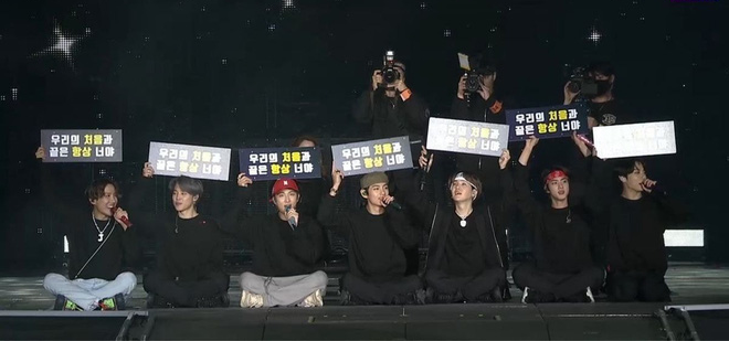 Sự cố bất ngờ trong concert của BTS: Jungkook bị rách quần và phản ứng siêu cấp đáng yêu của anh chàng khiến fan bật cười - Ảnh 4.