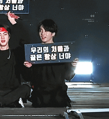 Sự cố bất ngờ trong concert của BTS: Jungkook bị rách quần và phản ứng siêu cấp đáng yêu của anh chàng khiến fan bật cười - Ảnh 3.