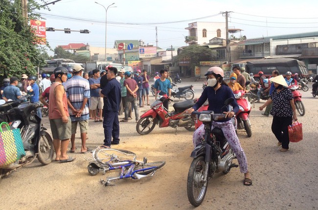 Bé trai bị xe ben cán tử vong trên đường đi học, cha mẹ mù chỉ biết vờ tìm thi thể con trong nước mắt - Ảnh 1.