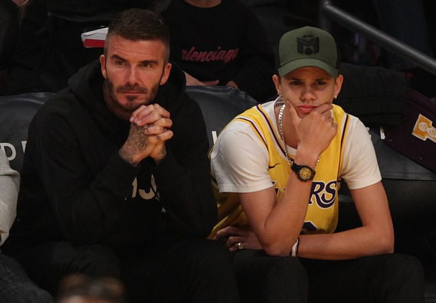Beckham cùng con trai tươi rói khi xuất hiện trên sân bóng, thế nhưng điều được chú ý lại là ánh mắt say đắm của ông bố 4 con nhìn hoạt náo viên - Ảnh 6.