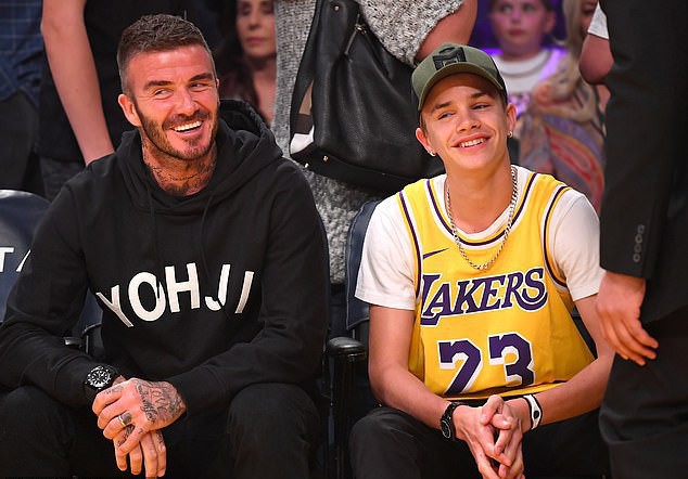 Beckham cùng con trai tươi rói khi xuất hiện trên sân bóng, thế nhưng điều được chú ý lại là ánh mắt say đắm của ông bố 4 con nhìn hoạt náo viên - Ảnh 1.