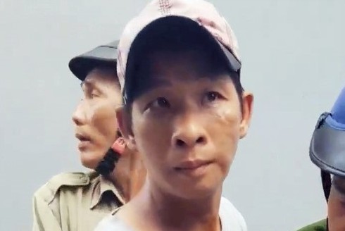 Cha dượng hờ hành hạ bé gái 6 tuổi khai “do bé tiểu trên nệm” - Ảnh 1.