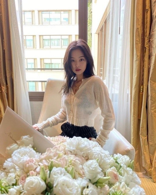 Hiếm lắm Jennie (BLACKPINK) bị chê bai như thế này: Chụp ảnh khoe eo thon, ai ngờ bị Knet chê bai thậm tệ - Ảnh 2.