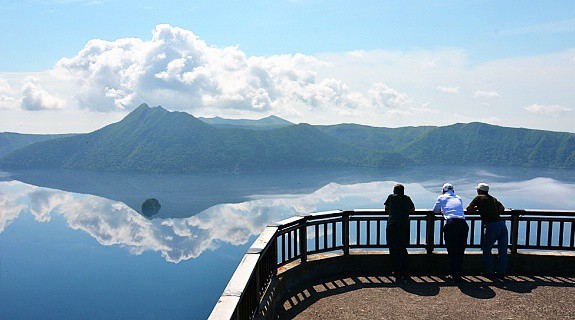 Hồ nước kỳ lạ ở Nhật Bản có thể khiến du khách gặp xui: đàn ông không thể thăng tiến, phụ nữ vô sinh nhưng vẫn luôn đông khách tham quan - Ảnh 4.