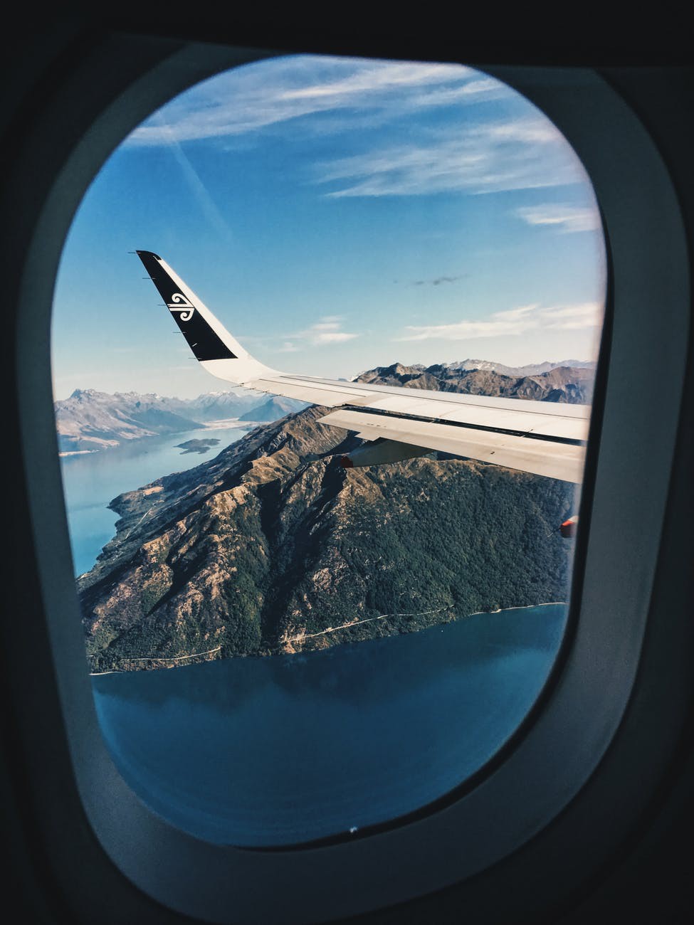 Tại sao cửa sổ máy bay thường không có hình vuông, có phải vì ...