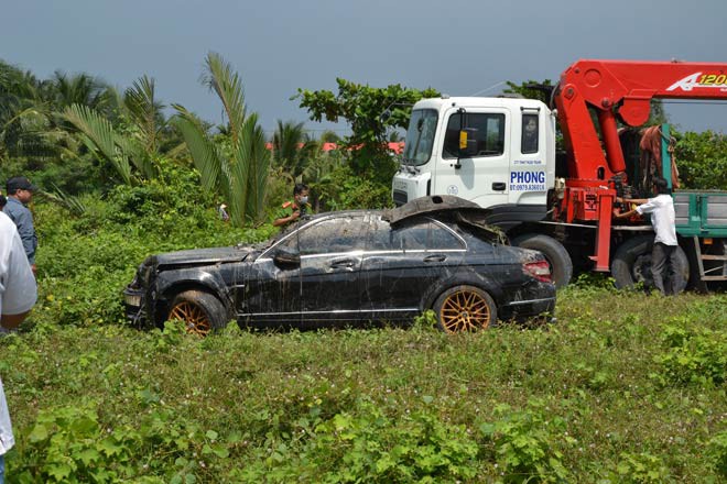 Vụ 3 thi thể nằm trong xe Mercedes dưới kênh Bà Ngọt: Có dấu vết chứng tỏ chiếc xe đã leo lên lề rồi đâm thẳng xuống kênh - Ảnh 1.