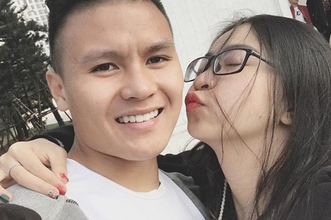 Lật lại bức ảnh d&agrave;n WAGs xinh đẹp của tuyển Việt Nam, giật m&igrave;nh nhận ra 4/5 người đều d&iacute;nh l&ugrave;m x&ugrave;m t&igrave;nh cảm! - Ảnh 4.