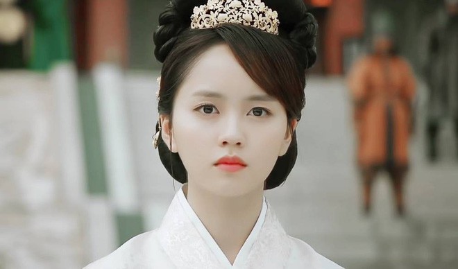 Bị hại với kiểu t&oacute;c từ thời tiền sử, Kim So Hyun k&eacute;m xinh hẳn trước nam ch&iacute;nh Tiểu Sử Ch&agrave;ng Nok Du! - Ảnh 10.