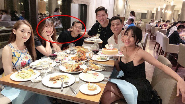 Lật lại bức ảnh d&agrave;n WAGs xinh đẹp của tuyển Việt Nam, giật m&igrave;nh nhận ra 4/5 người đều d&iacute;nh l&ugrave;m x&ugrave;m t&igrave;nh cảm! - Ảnh 9.