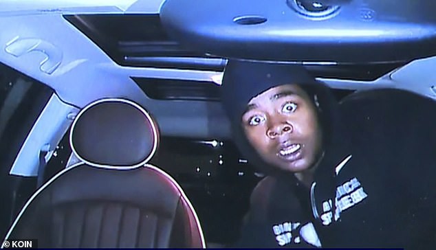 Biểu cảm khó đỡ của thanh niên trộm xe khi bị phát hiện đang bị camera ghi hình - Ảnh 2.