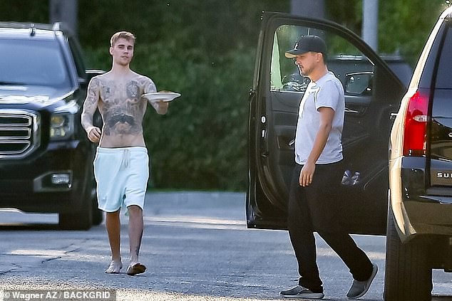 Không hiểu ai là vợ: Justin Bieber trổ tài nấu nướng đến Hailey còn phải khen, nhưng chỉ cởi trần phục vụ 1 người đặc biệt - Ảnh 4.