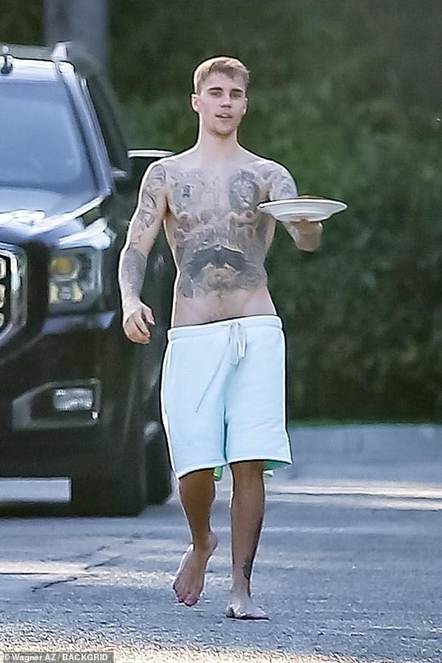 Không hiểu ai là vợ: Justin Bieber trổ tài nấu nướng đến Hailey còn phải khen, nhưng chỉ cởi trần phục vụ 1 người đặc biệt - Ảnh 3.