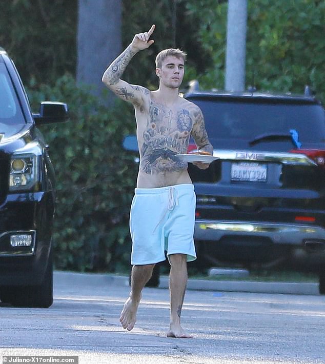 Không hiểu ai là vợ: Justin Bieber trổ tài nấu nướng đến Hailey còn phải khen, nhưng chỉ cởi trần phục vụ 1 người đặc biệt - Ảnh 2.