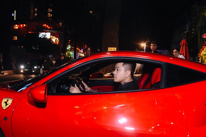 Tình cờ gặp ca sĩ nổi tiếng, Văn Lâm còn được đi nhờ siêu xe 16 tỷ đồng về đại bản doanh của tuyển Việt Nam - Ảnh 2.