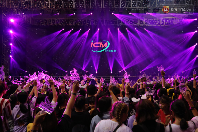 Ngay lúc này, Jack và K-ICM bị bao vây bởi hơn 1000 người hâm mộ, không khí fan meeting nóng hơn bao giờ hết! - Ảnh 8.