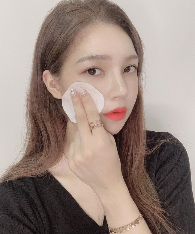 Đ&acirc;y l&agrave; tuyệt chi&ecirc;u tẩy trang c&oacute; thể ngăn lỗ ch&acirc;n l&ocirc;ng rộng ngo&aacute;c, ngăn chặn viễn cảnh gi&agrave; trước tuổi - Ảnh 1.