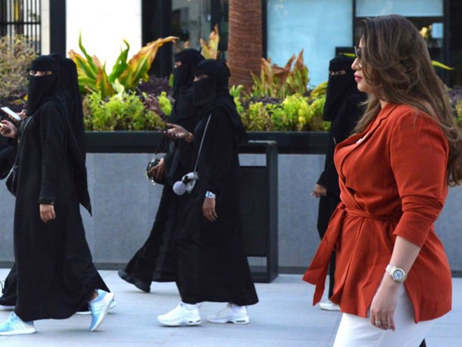 Saudi Arabia cho phép phụ nữ và nam giới nước ngoài thuê chung phòng - Ảnh 1.