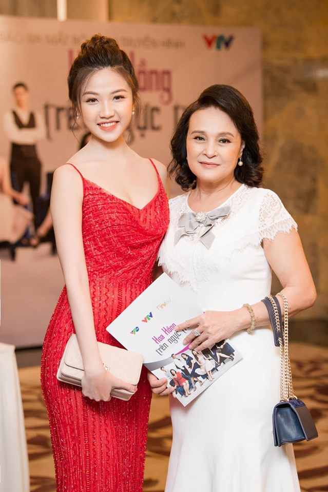 Hậu trường vui như hội của Hoa Hồng Trên Ngực Trái: Bạn thân hí hửng nhìn Khuê ẵm nửa tỷ, Thái buồn như mất sổ gạo! - Ảnh 12.