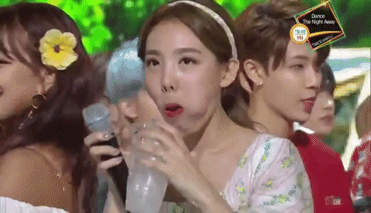 Hết ngậm nước đá, nay TWICE lại có màn hôn nhau tập thể ăn mừng chiến thắng trên Music Bank siêu dễ thương - Ảnh 10.