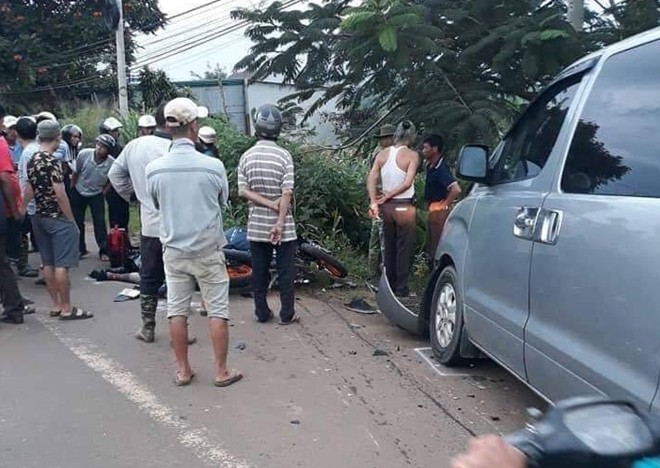 Bị ô tô hất văng 15m, hai thanh niên đi xe máy tử vong tại chỗ - Ảnh 1.