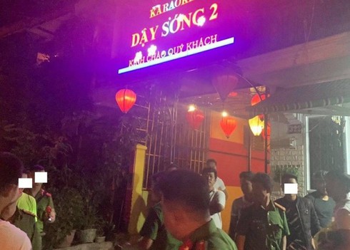 Huế: Đột kích quán karaoke hoạt động quá giờ, bất ngờ phát hiện 25 nam nữ phê ma túy - Ảnh 1.