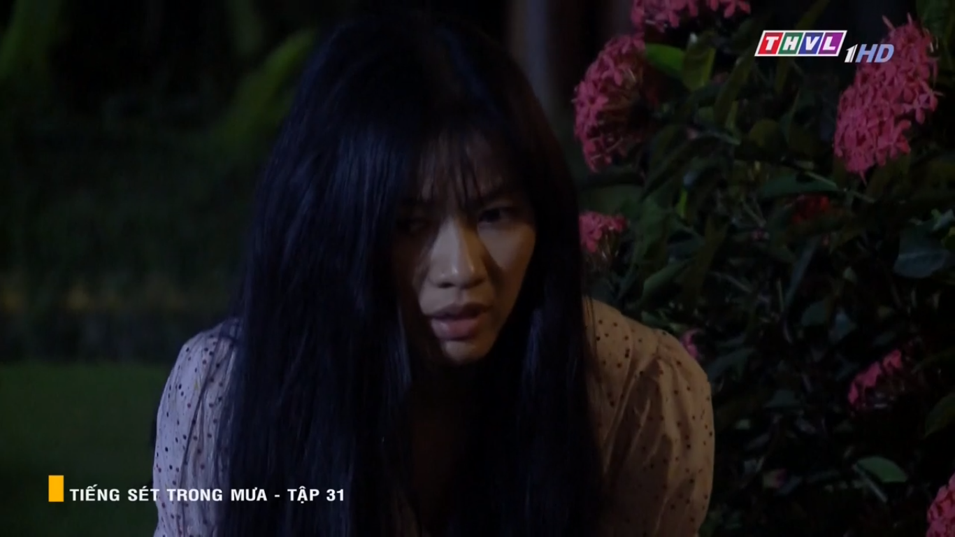 Tiếng S&eacute;t Trong Mưa tập 31: Bổn cũ soạn lại, tuyệt chi&ecirc;u thả th&iacute;nh của mẹ con Thị B&igrave;nh ch&iacute;nh l&agrave; h&aacute;t ru cậu chủ? - Ảnh 11.