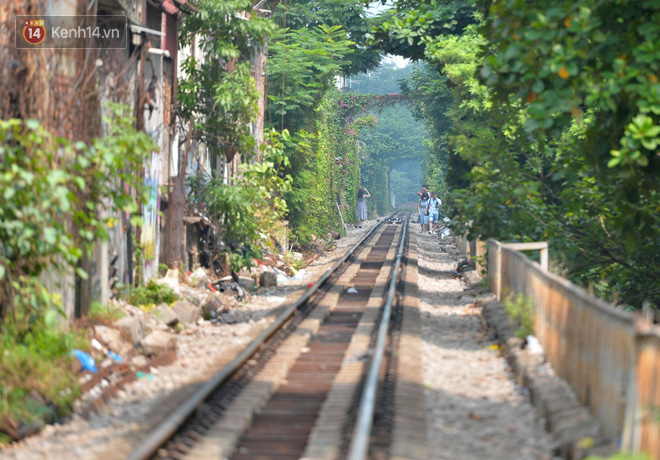 Đại diện đường sắt thông tin về việc tàu hỏa phải dừng để đảm bảo an toàn khu vực phố đường tàu - Ảnh 1.