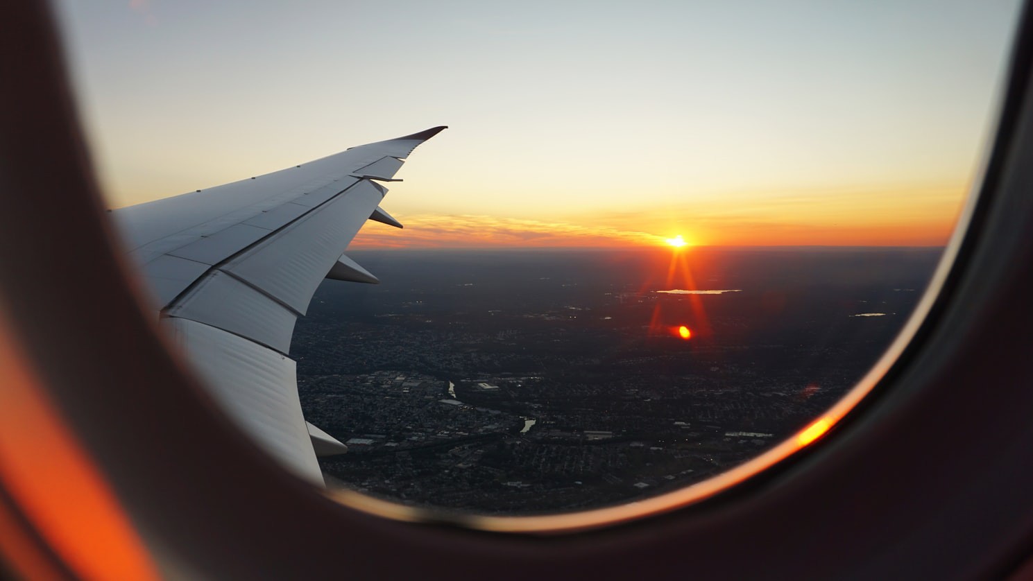 Sự thật: hành khách luôn phải mở cửa sổ máy bay khi cất cánh hoặc ...