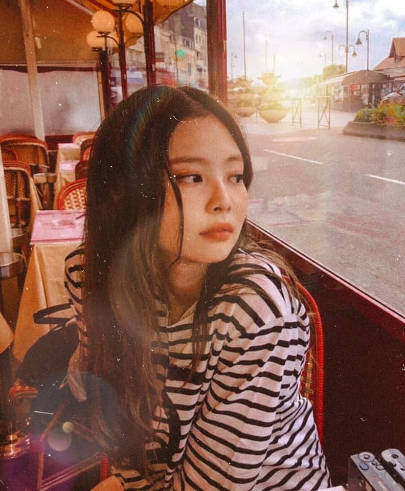 Chỉ với 1 chai rượu sâm panh “lấp ló” trong ảnh check-in tháp Eiffel, Jennie đã được netizen khen ngợi hiếu thảo với mẹ hết lời - Ảnh 8. Chỉ với 1 chai rượu sâm panh “lấp ló” trong ảnh check-in tháp Eiffel, Jennie đã được netizen khen ngợi hiếu thảo với mẹ hết lời - Ảnh 8.