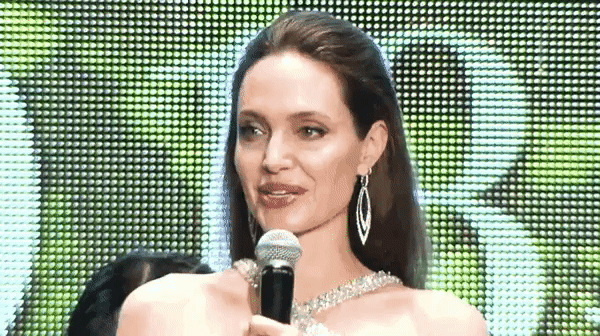 Nữ hoàng Angelina Jolie khiến dân tình chao đảo với nhan sắc đỉnh cao, diện đồ đẹp hơn cả người mẫu của hãng - Ảnh 2.