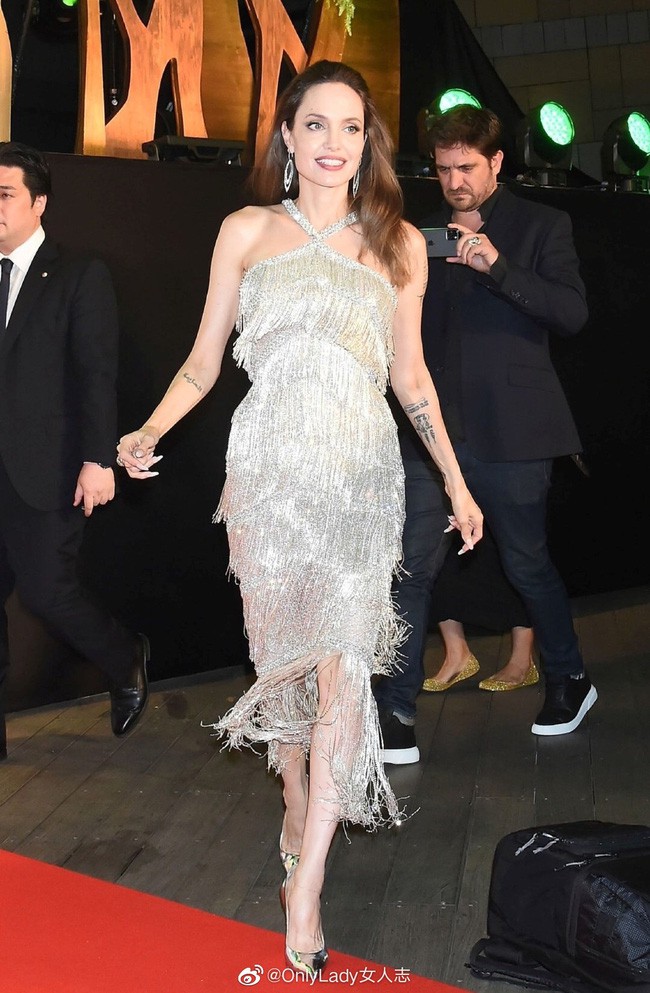 Nữ hoàng Angelina Jolie khiến dân tình chao đảo với nhan sắc đỉnh cao, diện đồ đẹp hơn cả người mẫu của hãng - Ảnh 3.