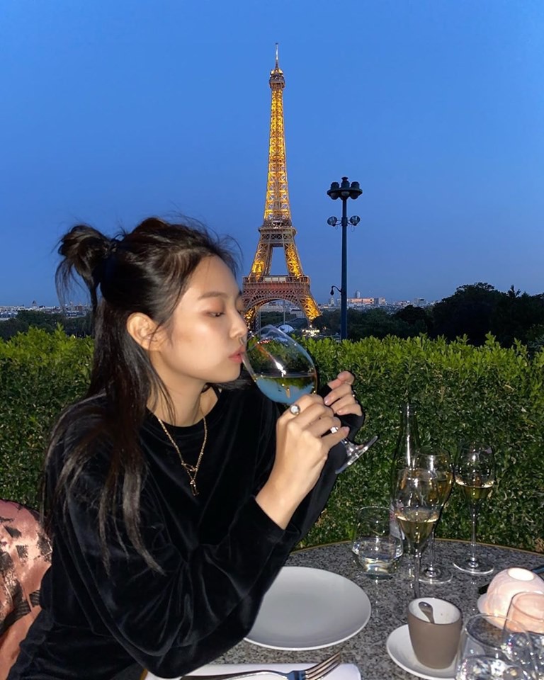 Chỉ với 1 chai rượu sâm panh “lấp ló” trong ảnh check-in tháp Eiffel, Jennie đã được netizen khen ngợi hiếu thảo với mẹ hết lời - Ảnh 5. Chỉ với 1 chai rượu sâm panh “lấp ló” trong ảnh check-in tháp Eiffel, Jennie đã được netizen khen ngợi hiếu thảo với mẹ hết lời - Ảnh 5.