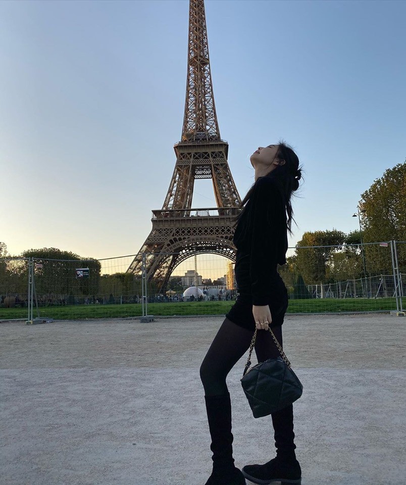 Chỉ với 1 chai rượu sâm panh “lấp ló” trong ảnh check-in tháp Eiffel, Jennie đã được netizen khen ngợi hiếu thảo với mẹ hết lời - Ảnh 4. Chỉ với 1 chai rượu sâm panh “lấp ló” trong ảnh check-in tháp Eiffel, Jennie đã được netizen khen ngợi hiếu thảo với mẹ hết lời - Ảnh 4.