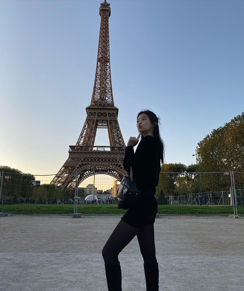 Chỉ với 1 chai rượu sâm panh “lấp ló” trong ảnh check-in tháp Eiffel, Jennie đã được netizen khen ngợi hiếu thảo với mẹ hết lời - Ảnh 3. Chỉ với 1 chai rượu sâm panh “lấp ló” trong ảnh check-in tháp Eiffel, Jennie đã được netizen khen ngợi hiếu thảo với mẹ hết lời - Ảnh 3.