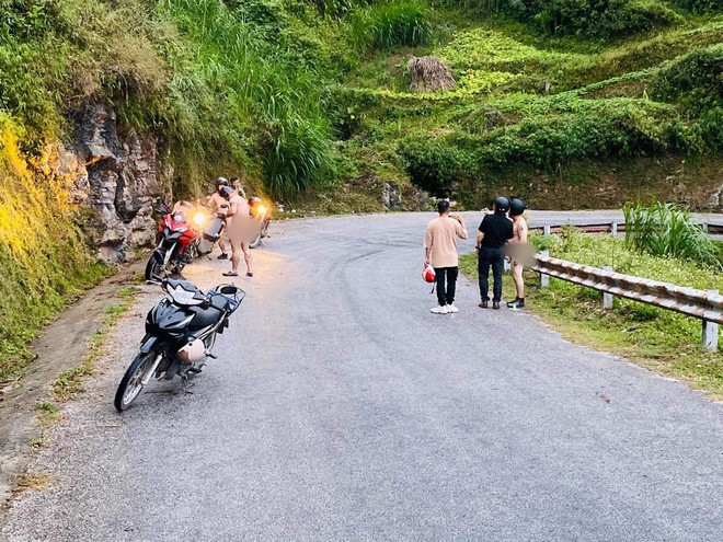 Xôn xao hình ảnh 4 người đàn ông khỏa thân đi xe máy lên đèo Mã Pì Lèng, chụp ảnh check in phản cảm trước cửa KS Panorama - Ảnh 3.