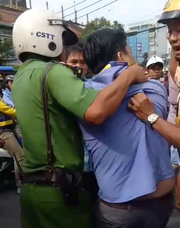 Đình chỉ công việc đối với tài xế xe buýt cầm dao đâm tài xế GrabBike bị thương ở Sài Gòn - Ảnh 1.