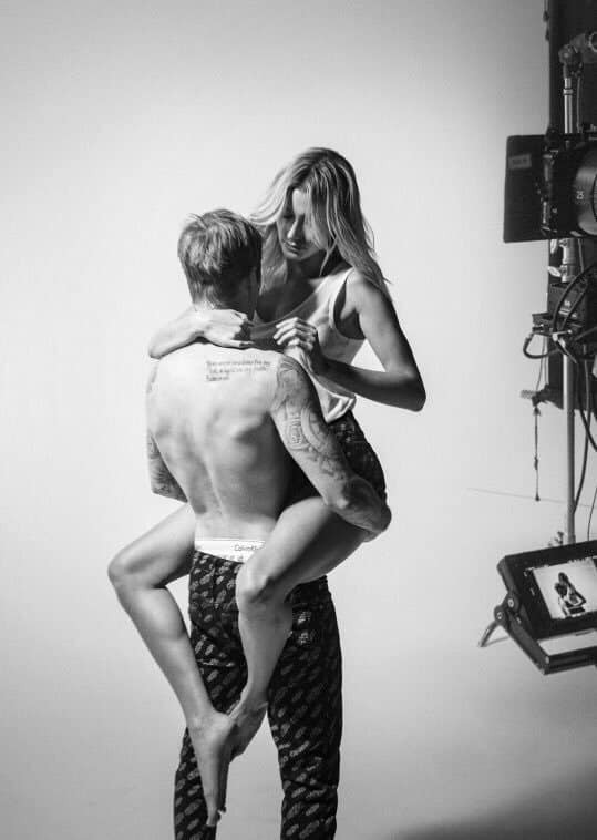 Bộ hình nội y đã sexy, Justin Bieber và vợ vừa lộ hình hậu trường còn nóng hơn vì tư thế nhạy cảm - Ảnh 4.