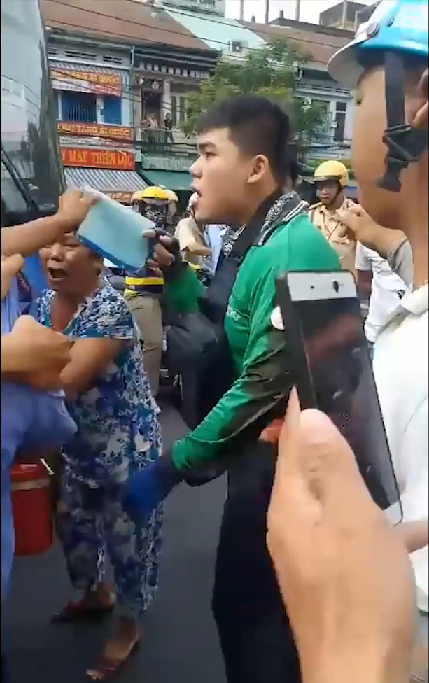 Lời khai của tài xế xe buýt dùng dao gọt trái cây đâm thanh niên mặc áo GrabBike ở Sài Gòn - Ảnh 2.