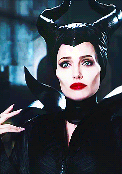 Angelina Jolie lộ ảnh bách hợp hôn môi bà sui ở họp báo Maleficent: Chị chị em em phiên bản Hollywood đây ư? - Ảnh 9.