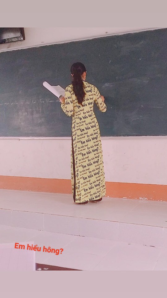 Cô giáo đứng lớp bá đạo với bộ áo dài Em hiểu hông?, ai nhìn vào cũng muốn may tặng giáo viên mình một bộ y chang - Ảnh 1.