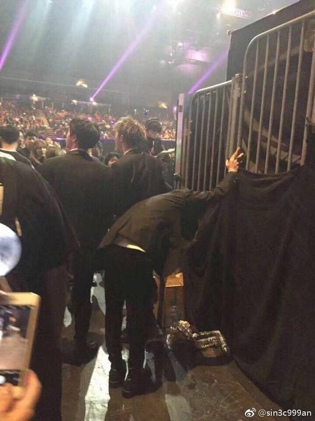 Xót xa hình ảnh các thành viên BTS kiệt sức trên sân khấu: V đứng không vững, Jungkook loáng choáng ngã quỵ, Jimin lăn đùng ra sàn - Ảnh 7.