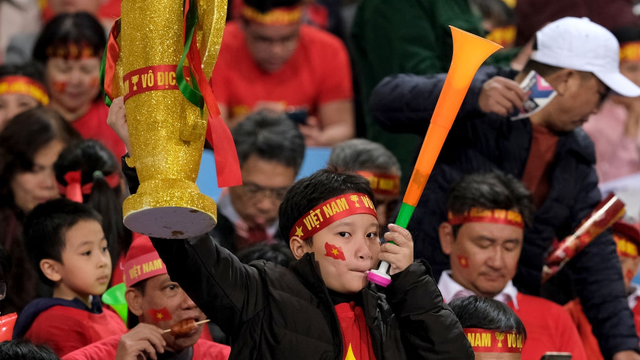 Đỗ Hùng Dũng ngán ngẩm tiếng kèn vuvuzela, thừa nhận chưa ăn ý khi đá cặp với Tuấn Anh - Ảnh 2.